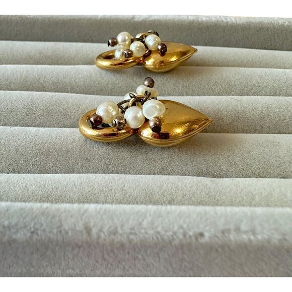 Vintage 80s Gold‎ tone Heart and Faux sead pearl charms, pendant.  A pair - Picture 9 of 10